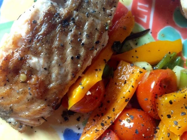 Lachsfilet mit warmen Tomaten-Paprika-Salat - Rezept