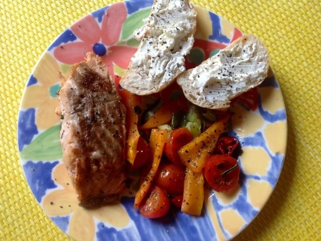 Lachsfilet mit warmen Tomaten-Paprika-Salat - Rezept - Bild Nr. 2
