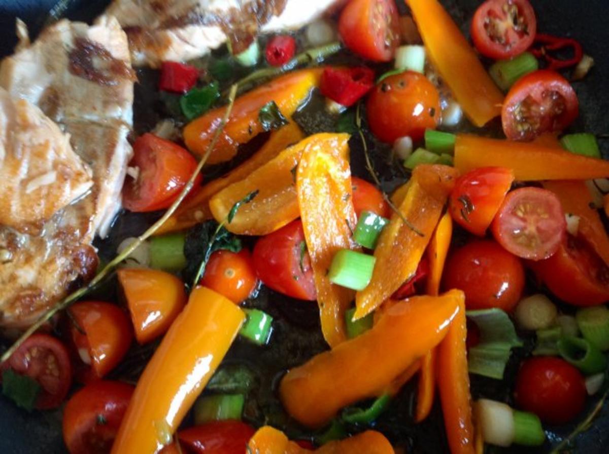 Lachsfilet mit warmen Tomaten-Paprika-Salat - Rezept - Bild Nr. 8