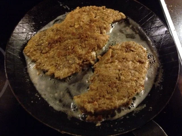 Putenschnitzel im Nussmantel mit Salbeibutter, Broccoli und Kartoffelstampf - Rezept - Bild Nr. 2
