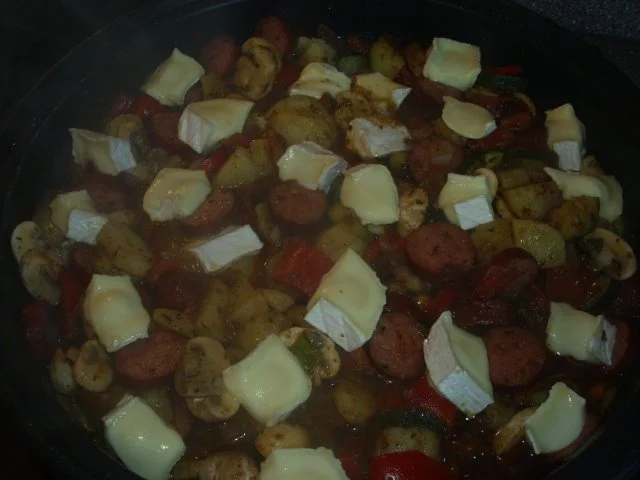 Gemüsepfane mit Cabanossi und Camembert - Rezept