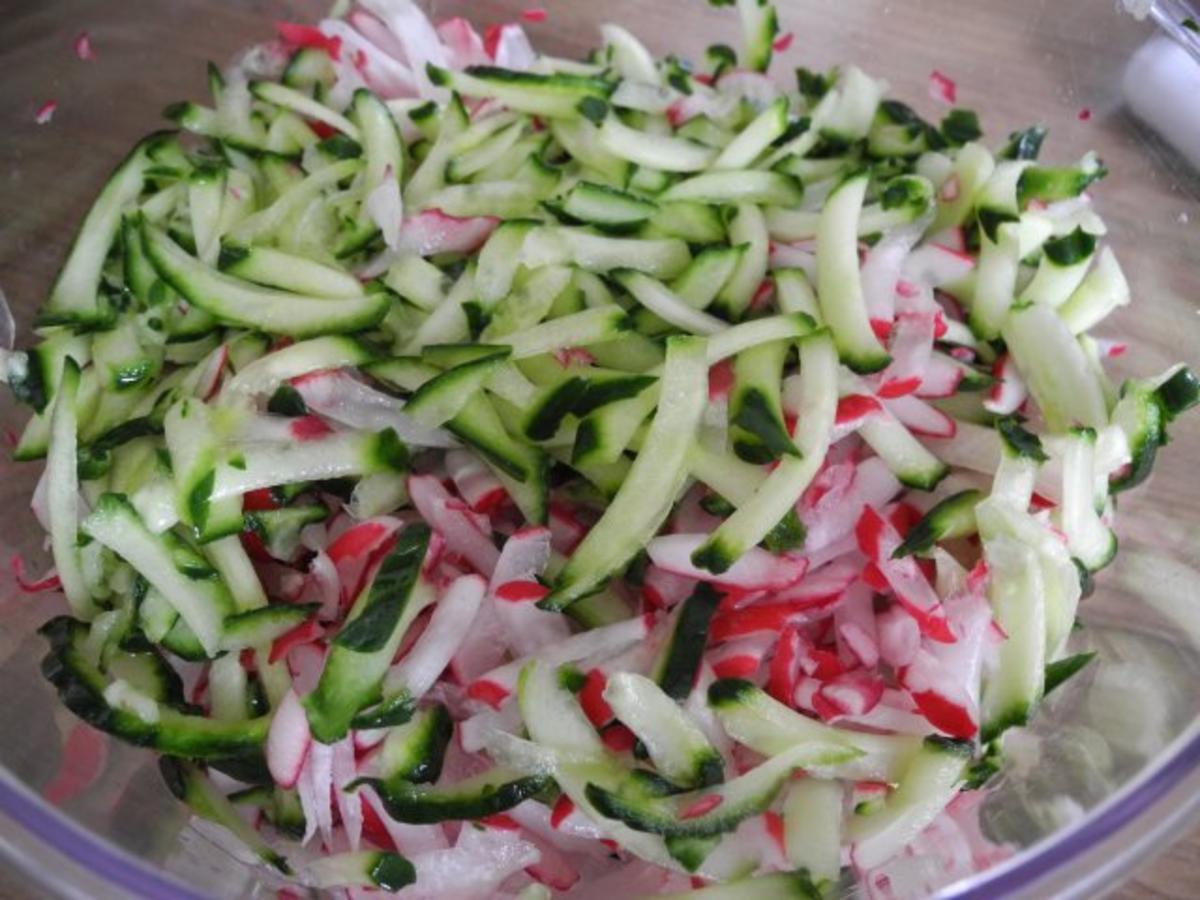 Lachs an schwäbischen Kartoffelsalat mit Radieschen-Gurken-Salat - Rezept - Bild Nr. 3