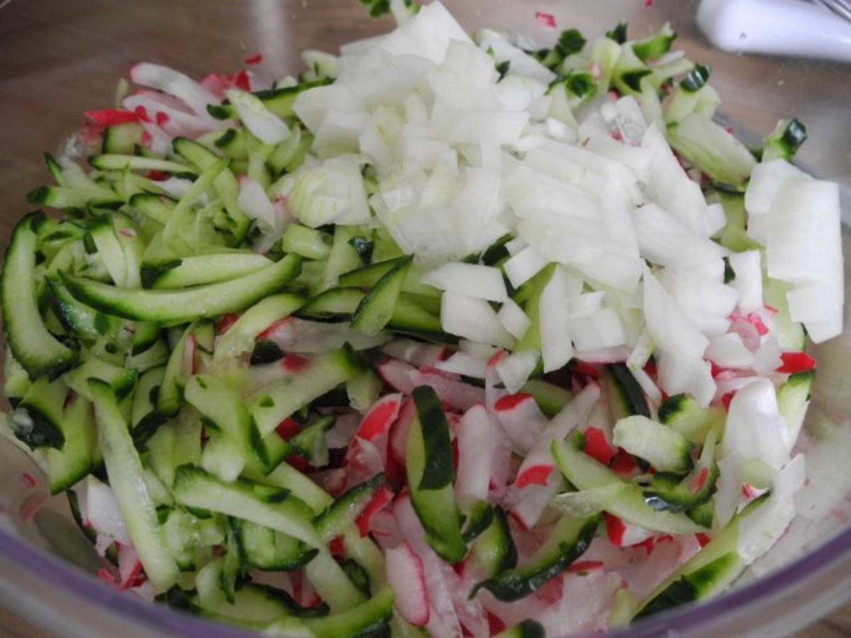 Lachs an schwäbischen Kartoffelsalat mit Radieschen-Gurken-Salat - Rezept - Bild Nr. 6