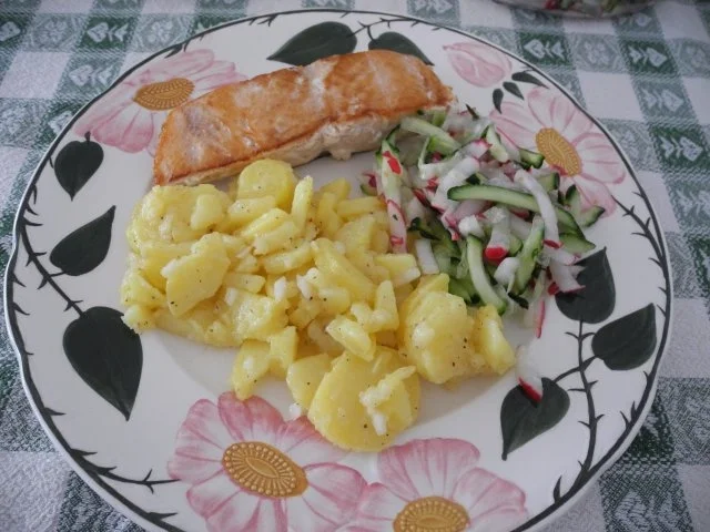 Rezept: Lachs an schwäbischen Kartoffelsalat mit Radieschen-Gurken-Salat Lachs an schwäbischen Kartoffelsalat mit Radieschen-Gurken-Salat - Rezept
