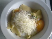 Muskatblütennudeln mit Karotten, Mandelcrumble, Ei und Käse - Rezept