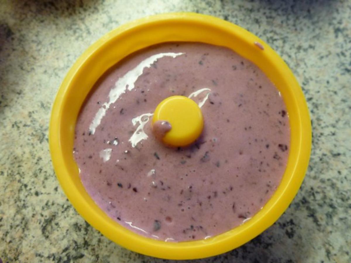 Rezept: Heidelbeer/Himbeer-Eisgugelhupf Bild Nr. 2 Heidelbeer/Himbeer-Eisgugelhupf - Rezept - Bild Nr. 2