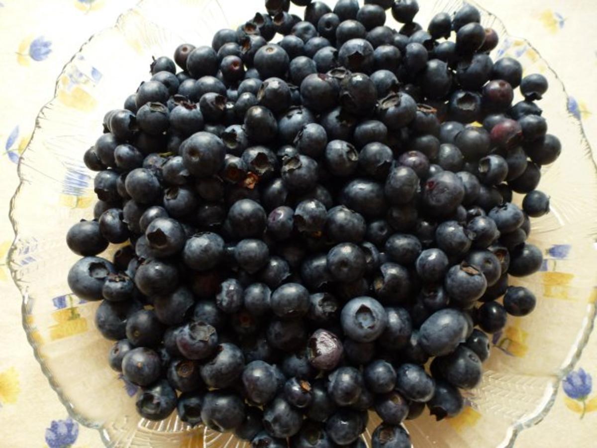 Rezept: Heidelbeer/Himbeer-Eisgugelhupf Bild Nr. 4 Heidelbeer/Himbeer-Eisgugelhupf - Rezept - Bild Nr. 4