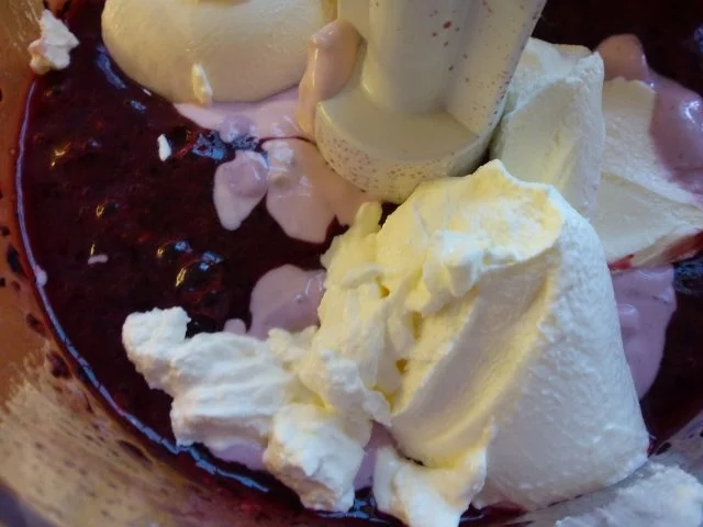 Rezept: Heidelbeer/Himbeer-Eisgugelhupf Bild Nr. 7 Heidelbeer/Himbeer-Eisgugelhupf - Rezept - Bild Nr. 7