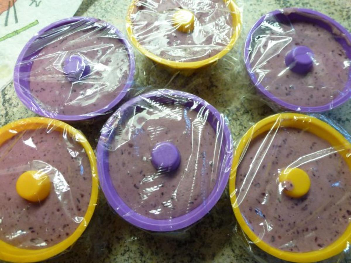 Rezept: Heidelbeer/Himbeer-Eisgugelhupf Bild Nr. 9 Heidelbeer/Himbeer-Eisgugelhupf - Rezept - Bild Nr. 9