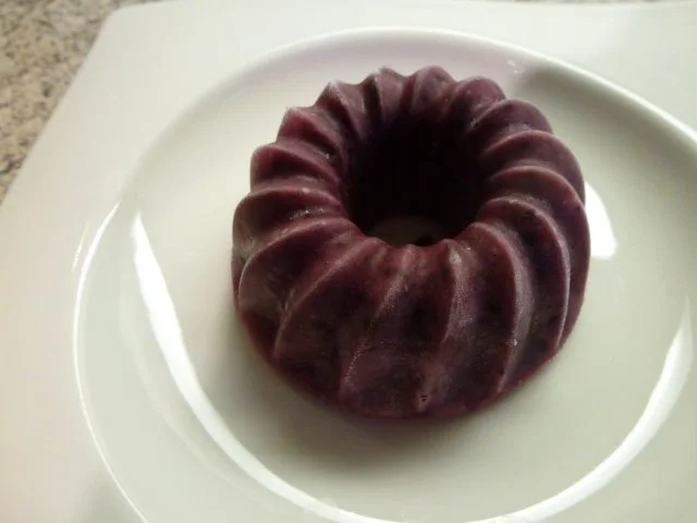 Rezept: Heidelbeer/Himbeer-Eisgugelhupf Heidelbeer/Himbeer-Eisgugelhupf - Rezept