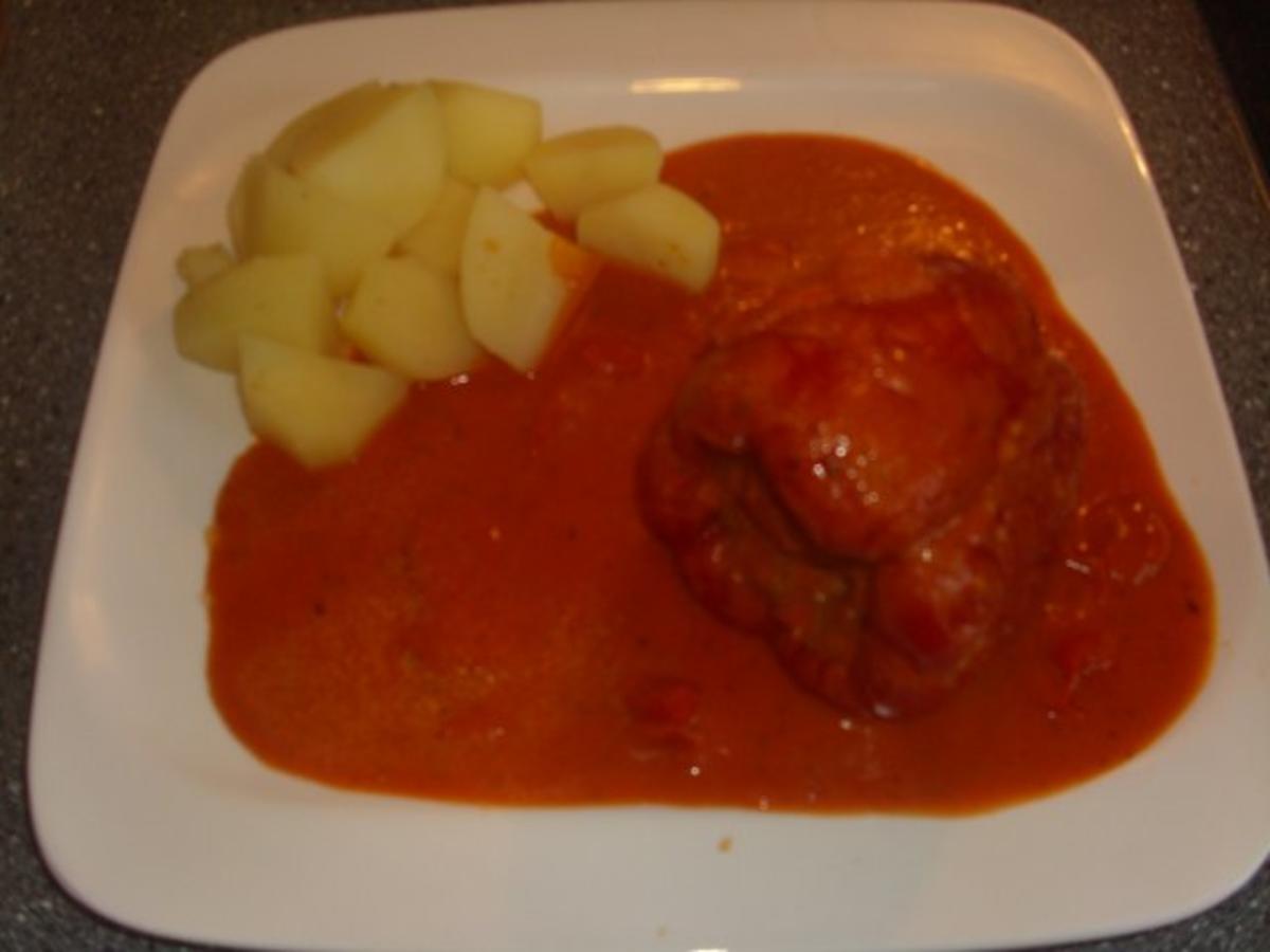 Gefūllte Paprikaschoten in Tomaten-Kåse Sauce - Rezept