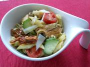 Pastasalat mit lauwarmem Basilikumdressing - Rezept