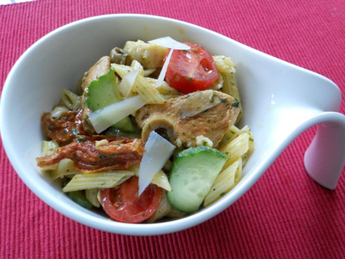 Pastasalat mit lauwarmem Basilikumdressing - Rezept Durch clodin