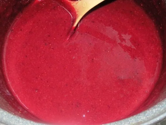 Einmachen: Blaubeer-Erdbeer-Holunderblüten-Marmelade - Rezept - Bild Nr. 2
