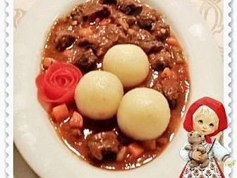 Saftiges Gulasch aus Rinderbeinscheiben mit Klößen - Rezept