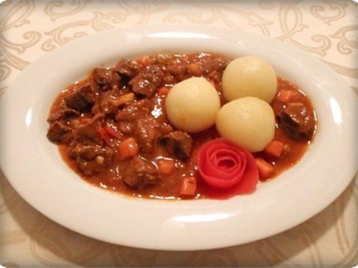 Saftiges Gulasch aus Rinderbeinscheiben mit Klößen - Rezept - kochbar.de