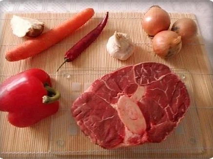 Saftiges Gulasch aus Rinderbeinscheiben mit Klößen - Rezept - Bild Nr. 3