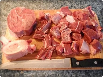 Saftiges Gulasch aus Rinderbeinscheiben mit Klößen - Rezept - Bild Nr. 5