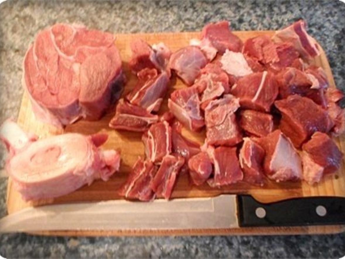 Saftiges Gulasch aus Rinderbeinscheiben mit Klößen - einfach - von ... Saftiges Gulasch aus Rinderbeinscheiben mit Klößen - einfach - von ...