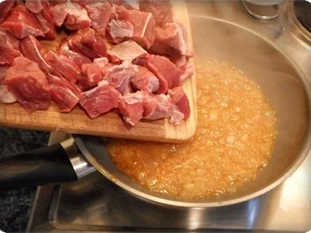 Saftiges Gulasch aus Rinderbeinscheiben mit Klößen - Rezept - Bild Nr. 7