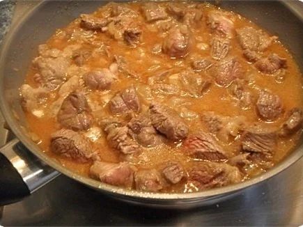 Saftiges Gulasch aus Rinderbeinscheiben mit Klößen - Rezept - Bild Nr. 9