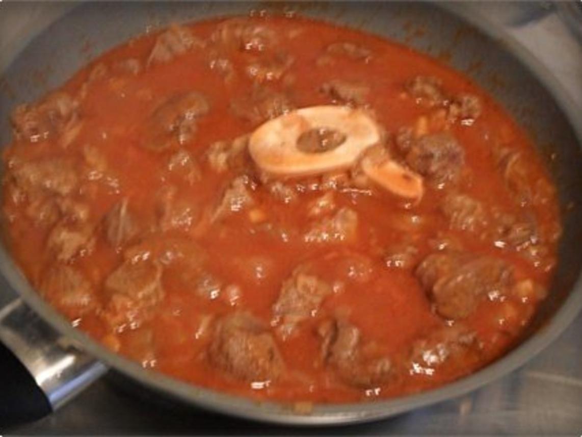 Saftiges Gulasch aus Rinderbeinscheiben mit Klößen - Rezept - kochbar.de