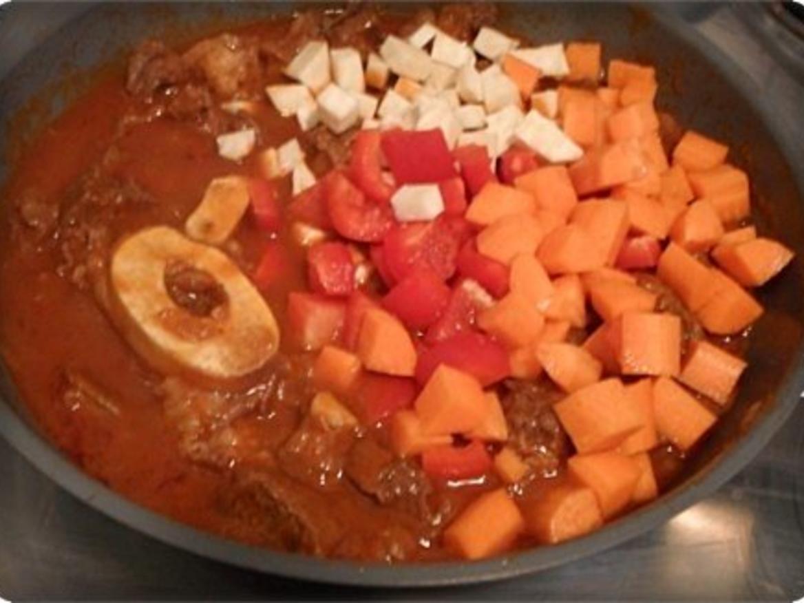 Saftiges Gulasch aus Rinderbeinscheiben mit Klößen - Rezept - kochbar.de