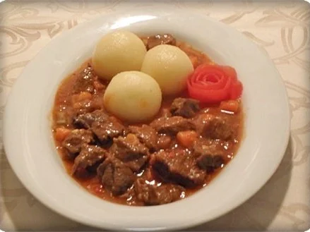 Saftiges Gulasch aus Rinderbeinscheiben mit Klößen - Rezept - Bild Nr. 17