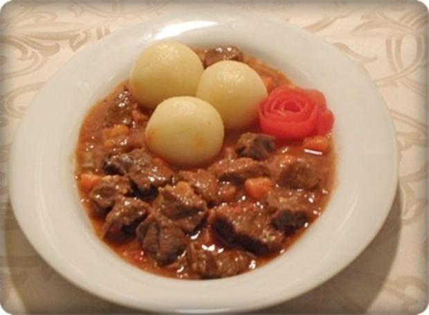 Saftiges Gulasch aus Rinderbeinscheiben mit Klößen - Rezept - kochbar.de