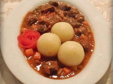 Saftiges Gulasch aus Rinderbeinscheiben mit Klößen - Rezept - Bild Nr. 18