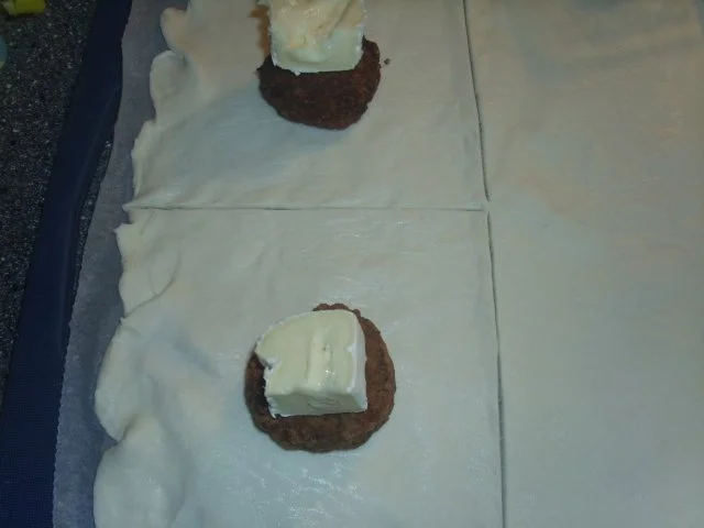 Blätterteig Snack mit Bulettchen und Ziegenkäse - Rezept - Bild Nr. 2