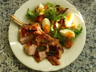 Rezept: Kohlrabi-Pfifferling-Salat mit Kalbskotelett Kohlrabi-Pfifferling-Salat mit Kalbskotelett - Rezept