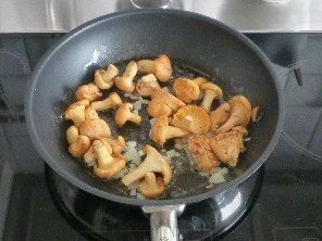 Rezept: Kohlrabi-Pfifferling-Salat mit Kalbskotelett Bild Nr. 5 Kohlrabi-Pfifferling-Salat mit Kalbskotelett - Rezept - Bild Nr. 5