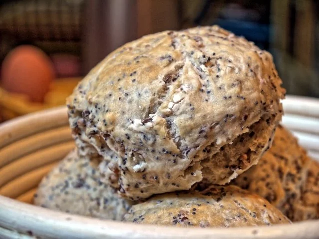 Rezept: Dinkel-Dreikorn-Brötchen Dinkel-Dreikorn-Brötchen - Rezept