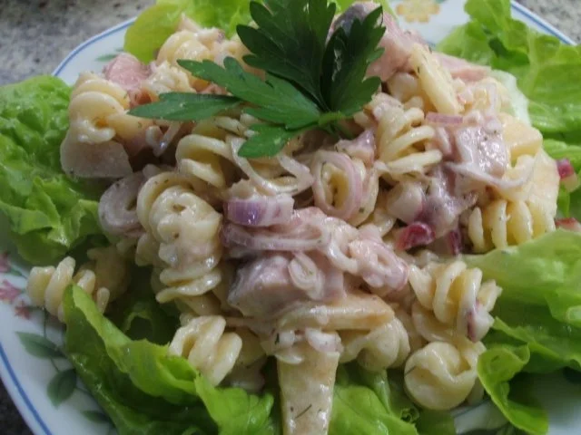 Salalte: Nudelsalat mit Hering - Rezept