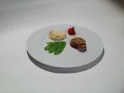 Milchkalb aus der Lombardei mit Pesto-Parmesan-Kruste, Zuckerschotten, Selleriepüree - Rezept