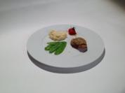 Milchkalb aus der Lombardei mit Pesto-Parmesan-Kruste, Zuckerschotten, Selleriepüree - Rezept