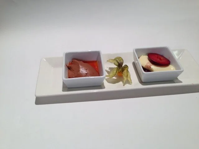 Duett vom Mousse au Chocolate an Chili-Portwein-Pflaumen und Orangen-Kumquat-Essenz - Rezept