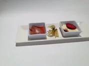 Rezept: Duett vom Mousse au Chocolate an Chili-Portwein-Pflaumen und Orangen-Kumquat-Essenz Duett vom Mousse au Chocolate an Chili-Portwein-Pflaumen und Orangen-Kumquat-Essenz - Rezept