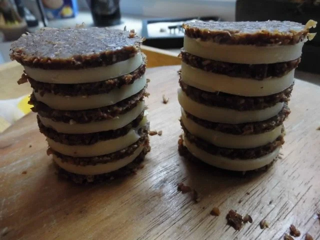 Matjes - Tatar mit Joghurtsoße und Pumpernickel Turm - Rezept - Bild Nr. 4