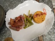 Rezept: Entenbrust mit Erdbeer-Balsamico-Reduktion, Süßkartoffelstampf und Frühlingzwiebeln Entenbrust mit Erdbeer-Balsamico-Reduktion, Süßkartoffelstampf und Frühlingzwiebeln - Rezept