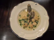 Löwenzahnblätter im Teig ausgebacken an Französischer Geflügelbouillon mit Markklöschen - Rezept