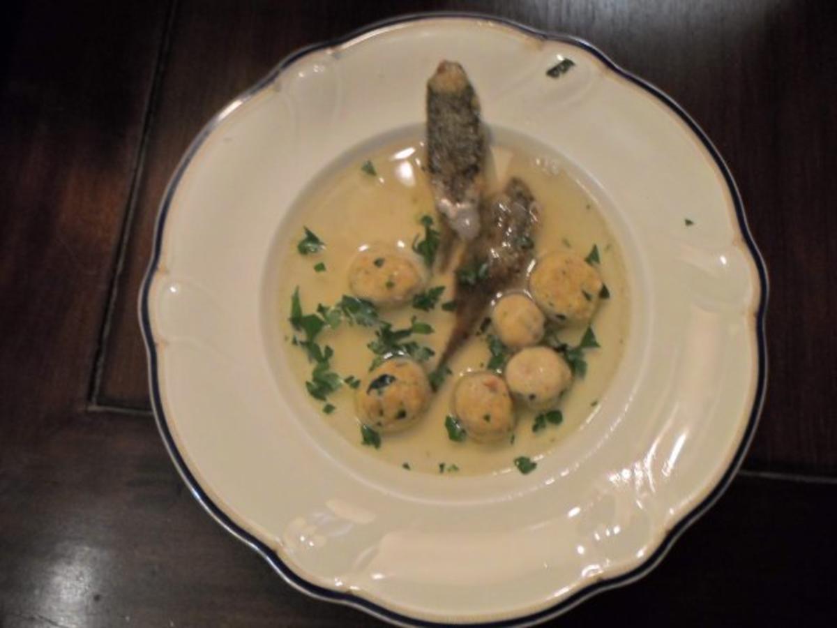 Bilder für Löwenzahnblätter im Teig ausgebacken an Französischer Geflügelbouillon mit Markklöschen - Rezept