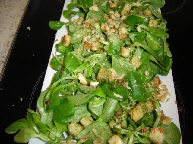 Feldsalat mit Walnüssen und Crouton - Rezept
