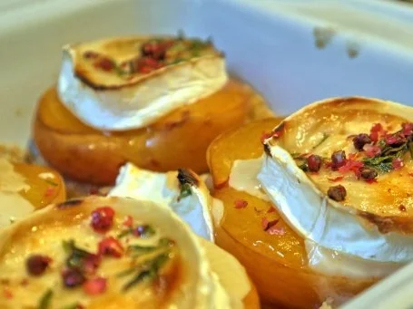 Mit Ziegenkäse gratinierte Aprikosen und Bruschetta - Rezept