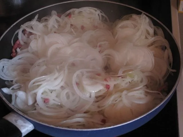 Rezept: Zwiebelkuchen vom Blech mit viiiel Belag Bild Nr. 2 Zwiebelkuchen vom Blech mit viiiel Belag - Rezept - Bild Nr. 2