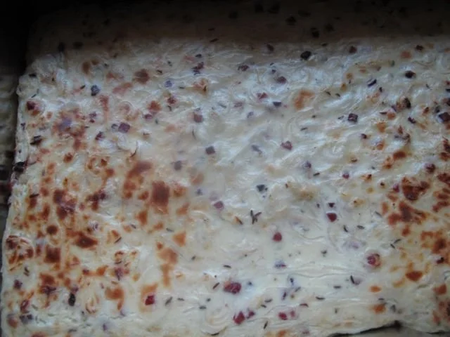 Rezept: Zwiebelkuchen vom Blech mit viiiel Belag Bild Nr. 6 Zwiebelkuchen vom Blech mit viiiel Belag - Rezept - Bild Nr. 6