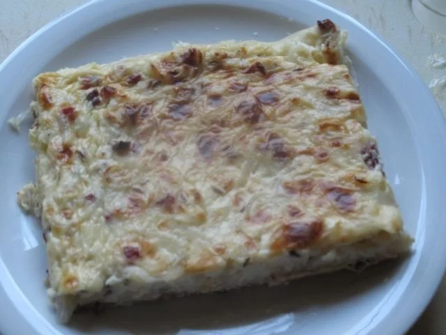 Rezept: Zwiebelkuchen vom Blech mit viiiel Belag Zwiebelkuchen vom Blech mit viiiel Belag - Rezept