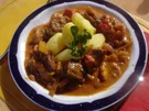 Schweinegulasch mit Drillingen *) - Rezept