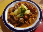 Schweinegulasch mit Drillingen *) - Rezept